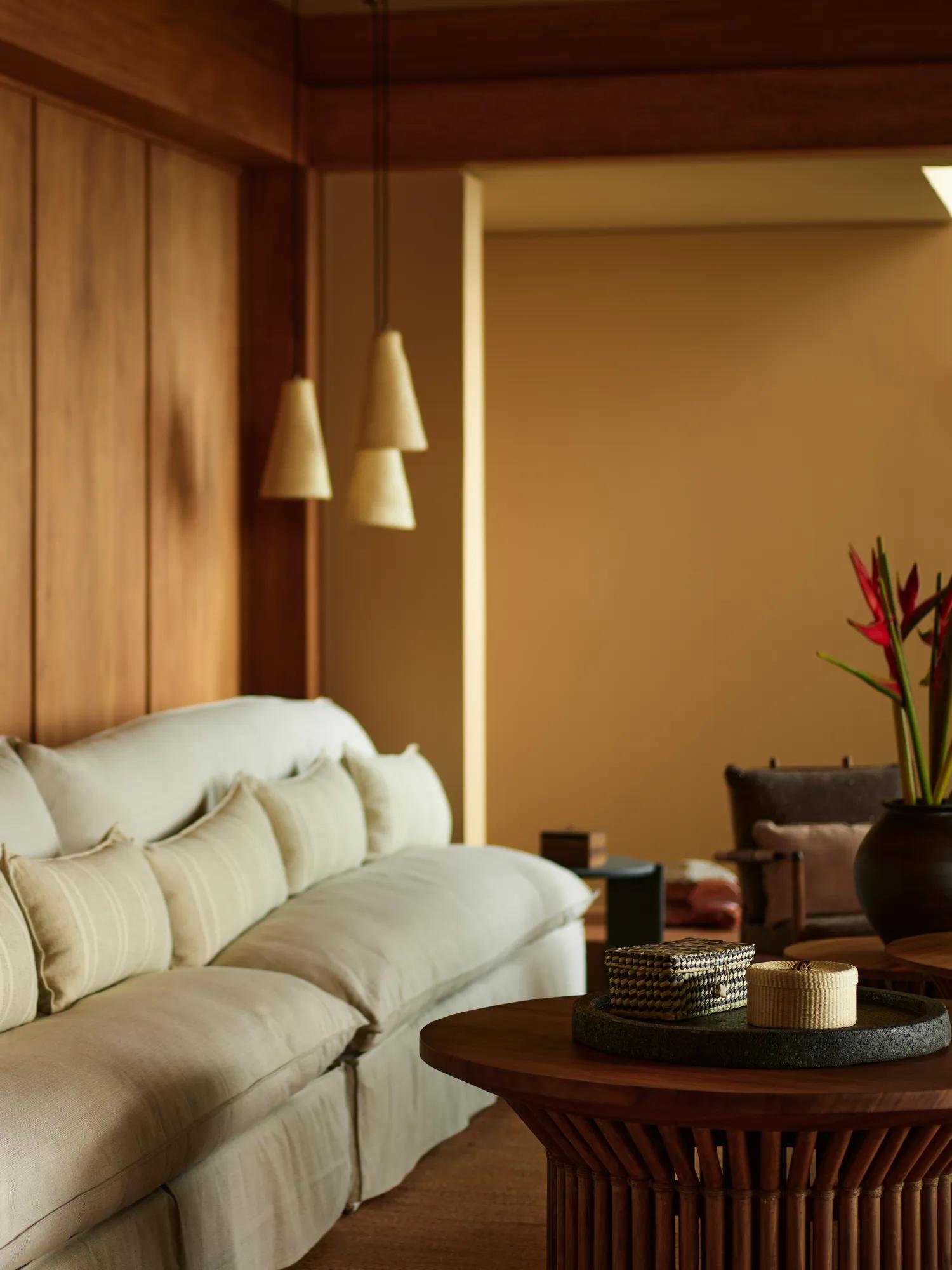 Panoramic-Sunset-Oceanfront-Suite_Living-Area_Lounge_Detail