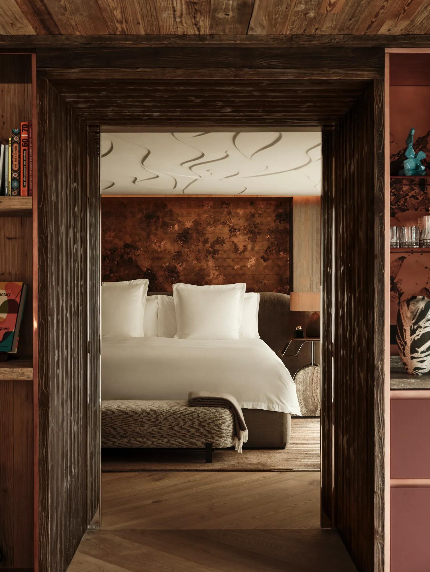 ROOM SIGNATURE SUITE LIVINGROOM DINING TABLE