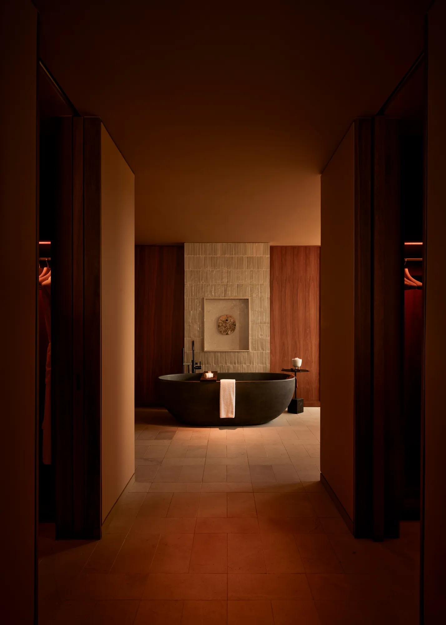 Facilities_Suites_Canalan-Beachfront-Villa_Primary-Bedroom_Bathroom_Tub