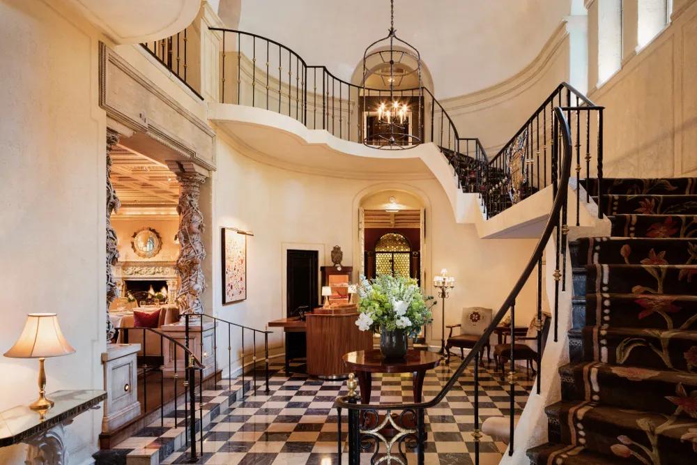 Mansion Restaurant Foyer