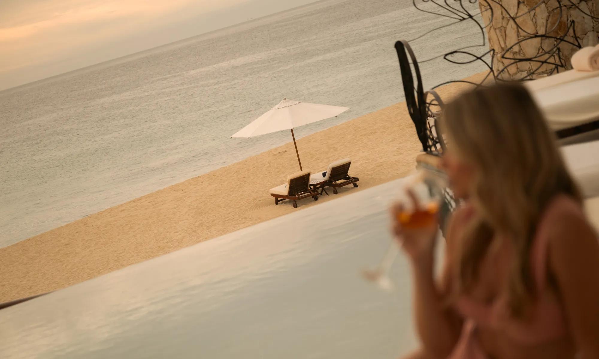 Las Ventanas al Paraíso - Private plunge pool leading onto the beach