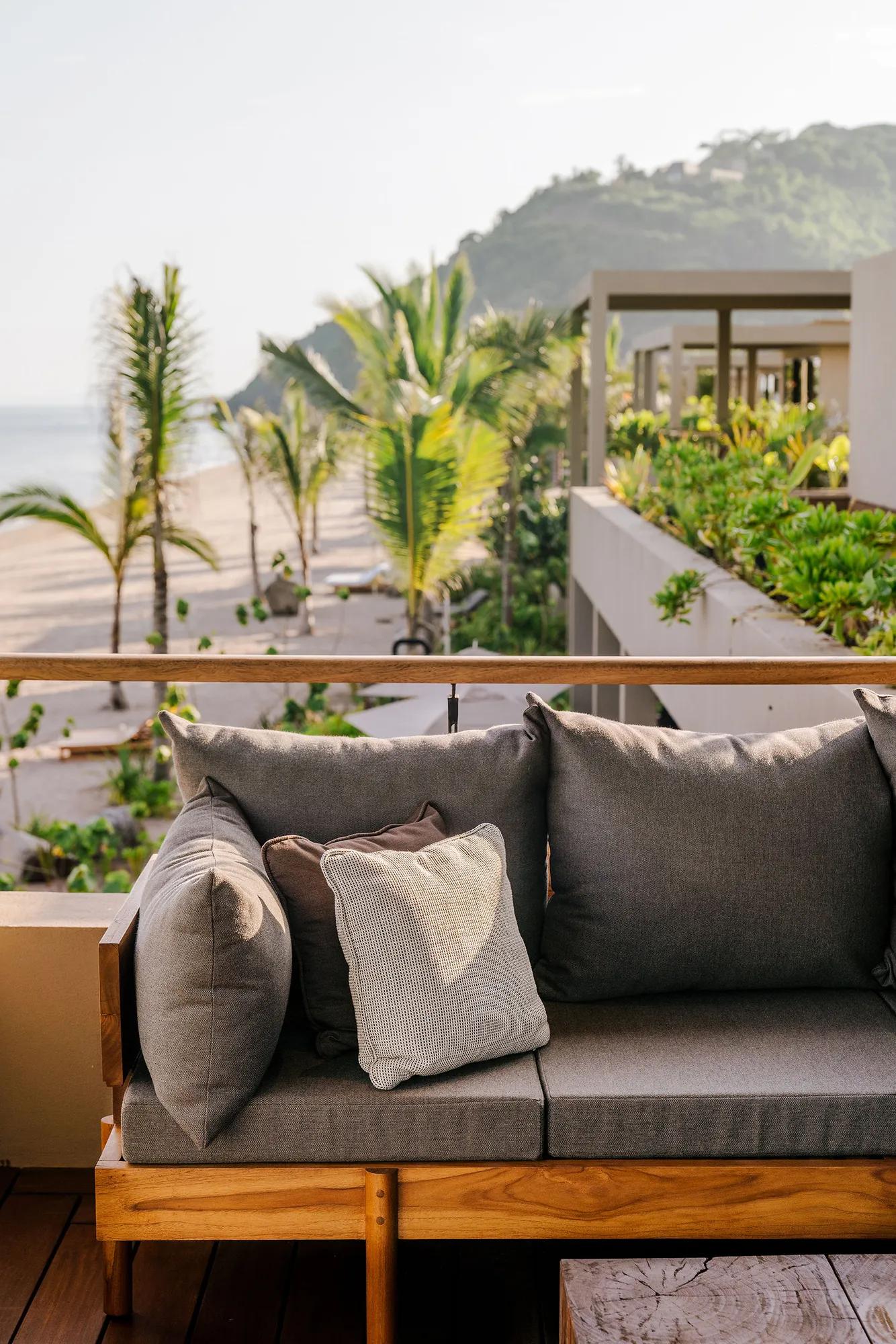 RWMDR Facilities Accommodations Beachfront Suite Terrace Detail