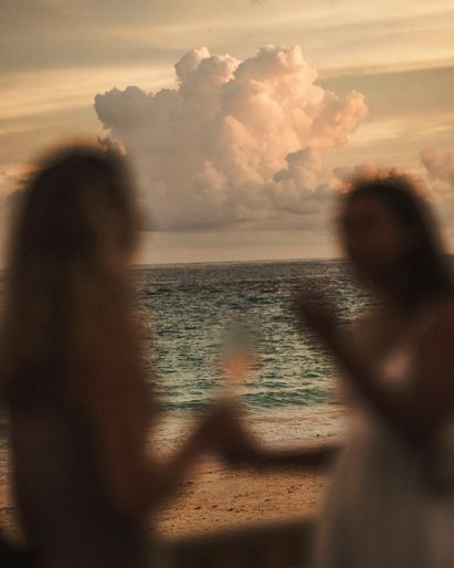 Two girls cheersing with a glass of champagne
