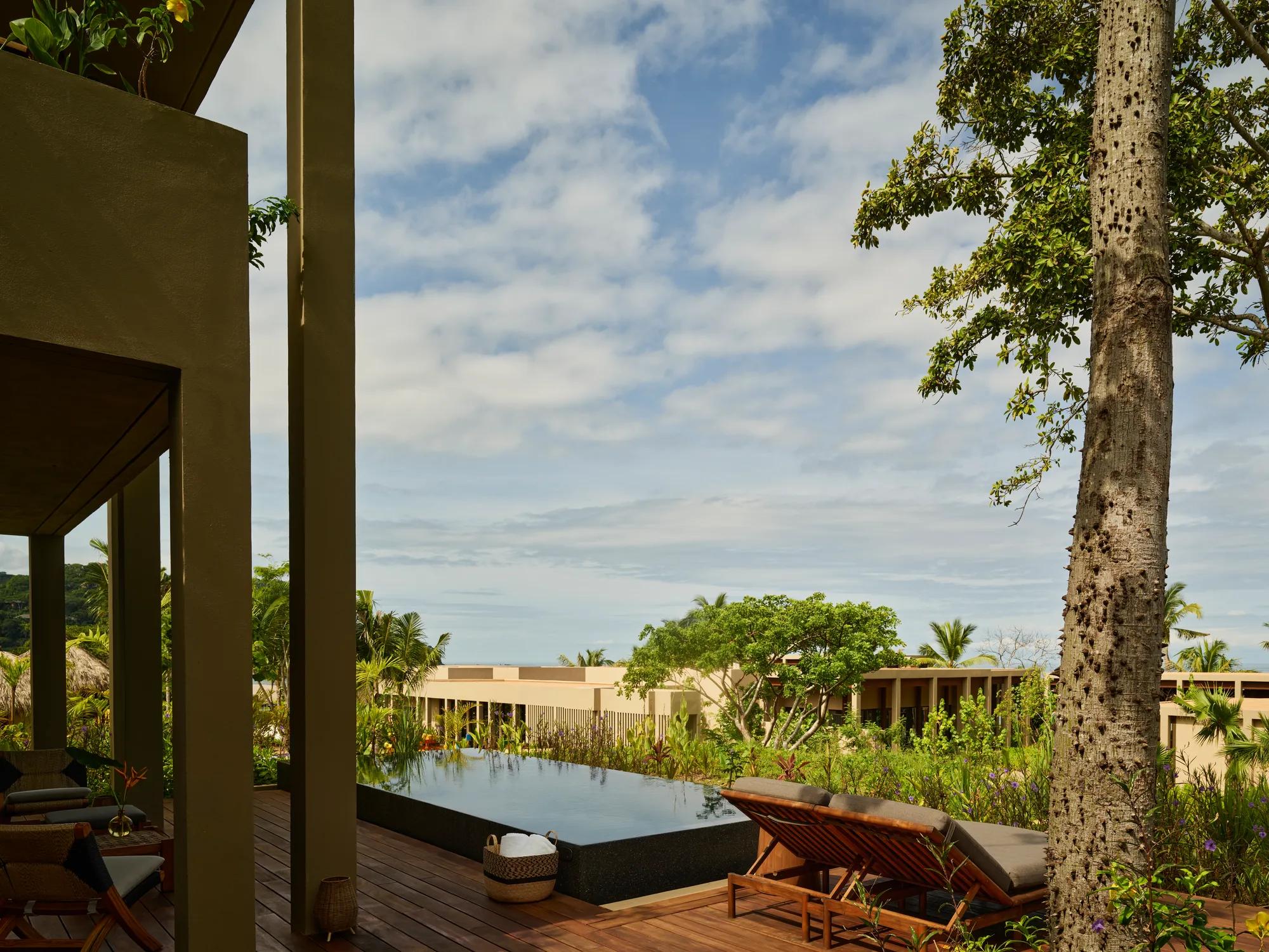 RWMDR_Facilities_Accommodations_Suite_Poolside-Villa_Exterior_Pool-2