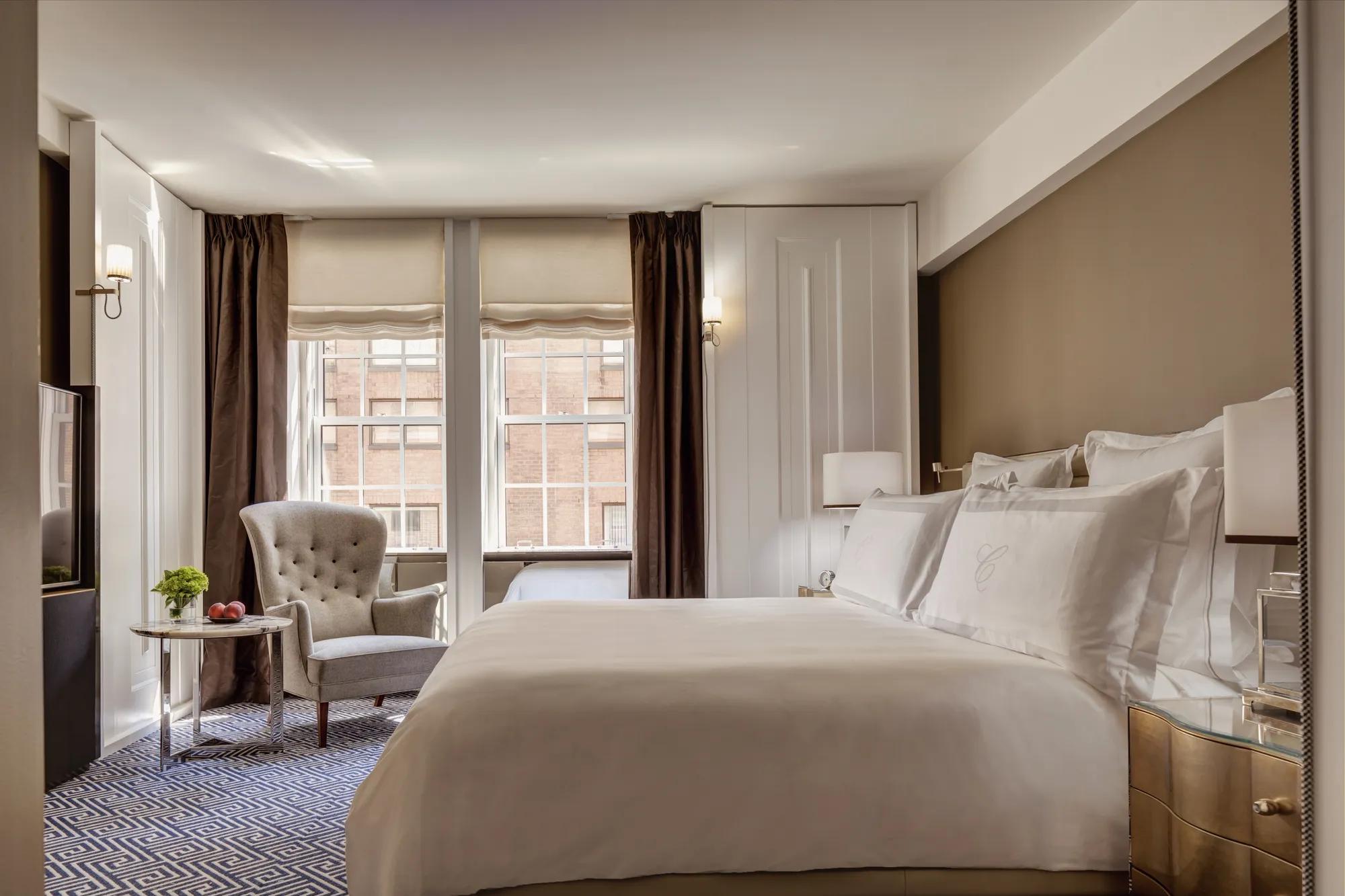 Accommodations S M PremierSuiteBedroom