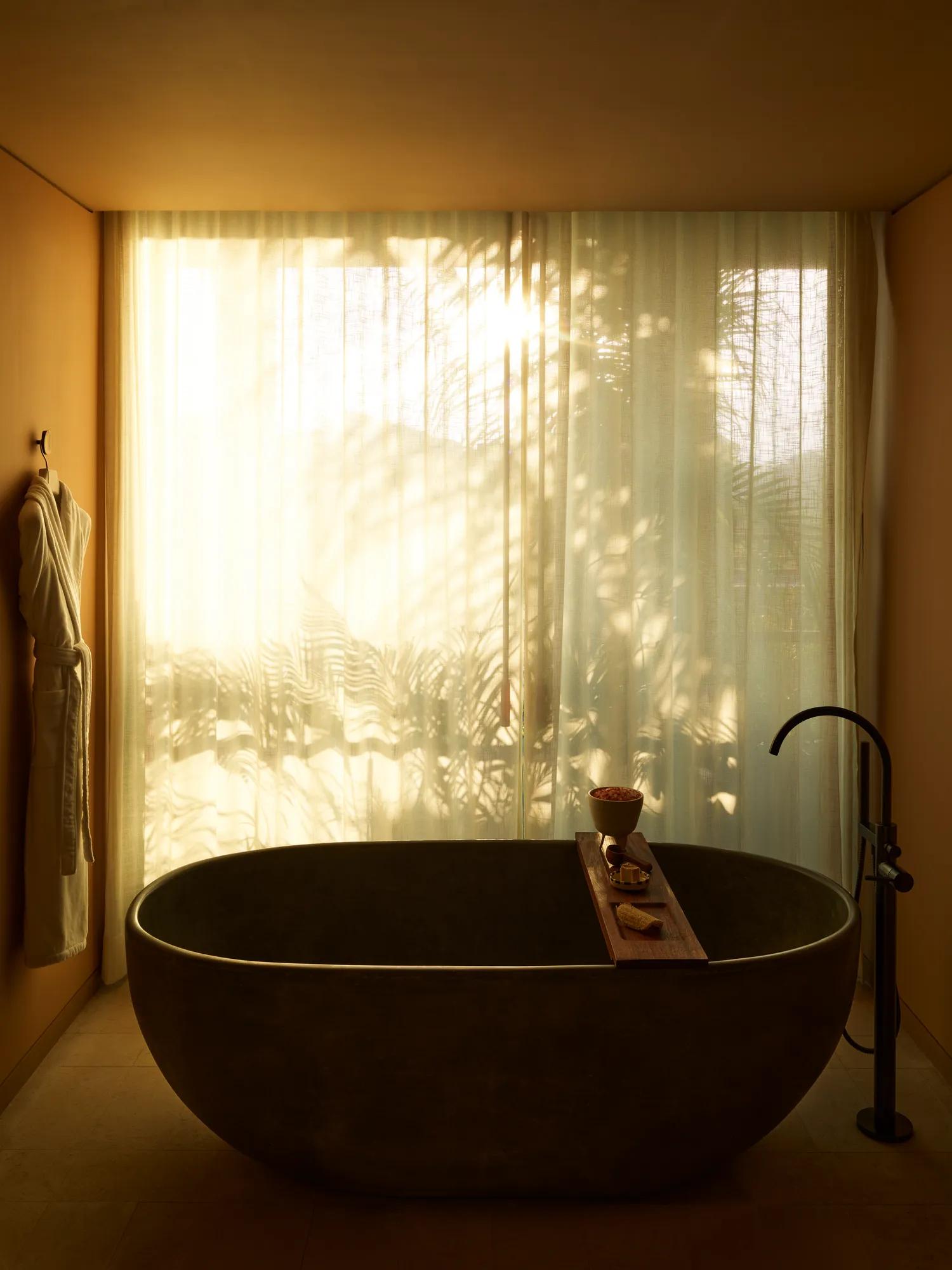 RWMDR_Facilities_Suite_Premier-Beachfront-Studio-Suite_Bathroom-Tub_Vertical