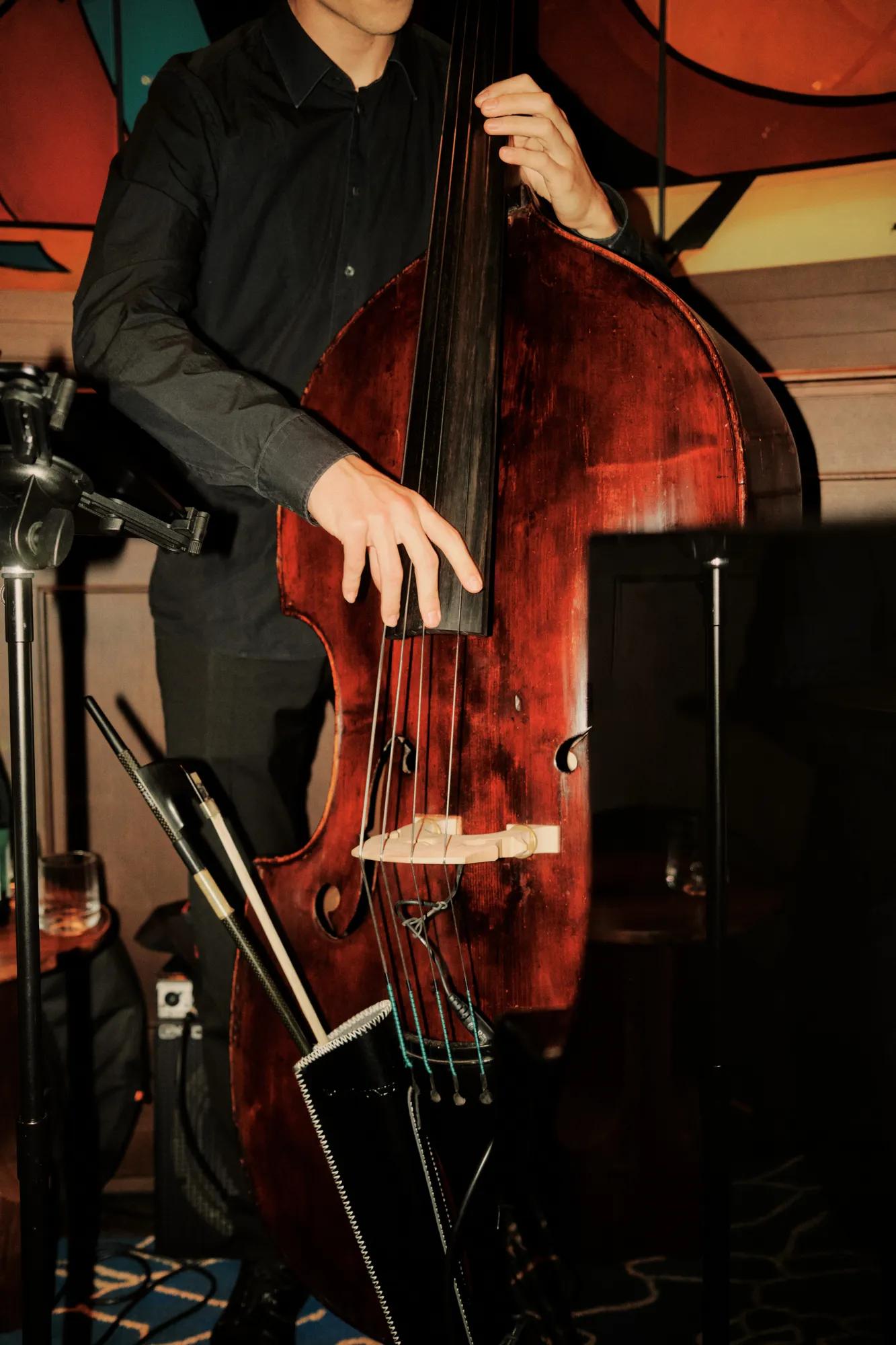 Bar Montez Jazz Band Bass