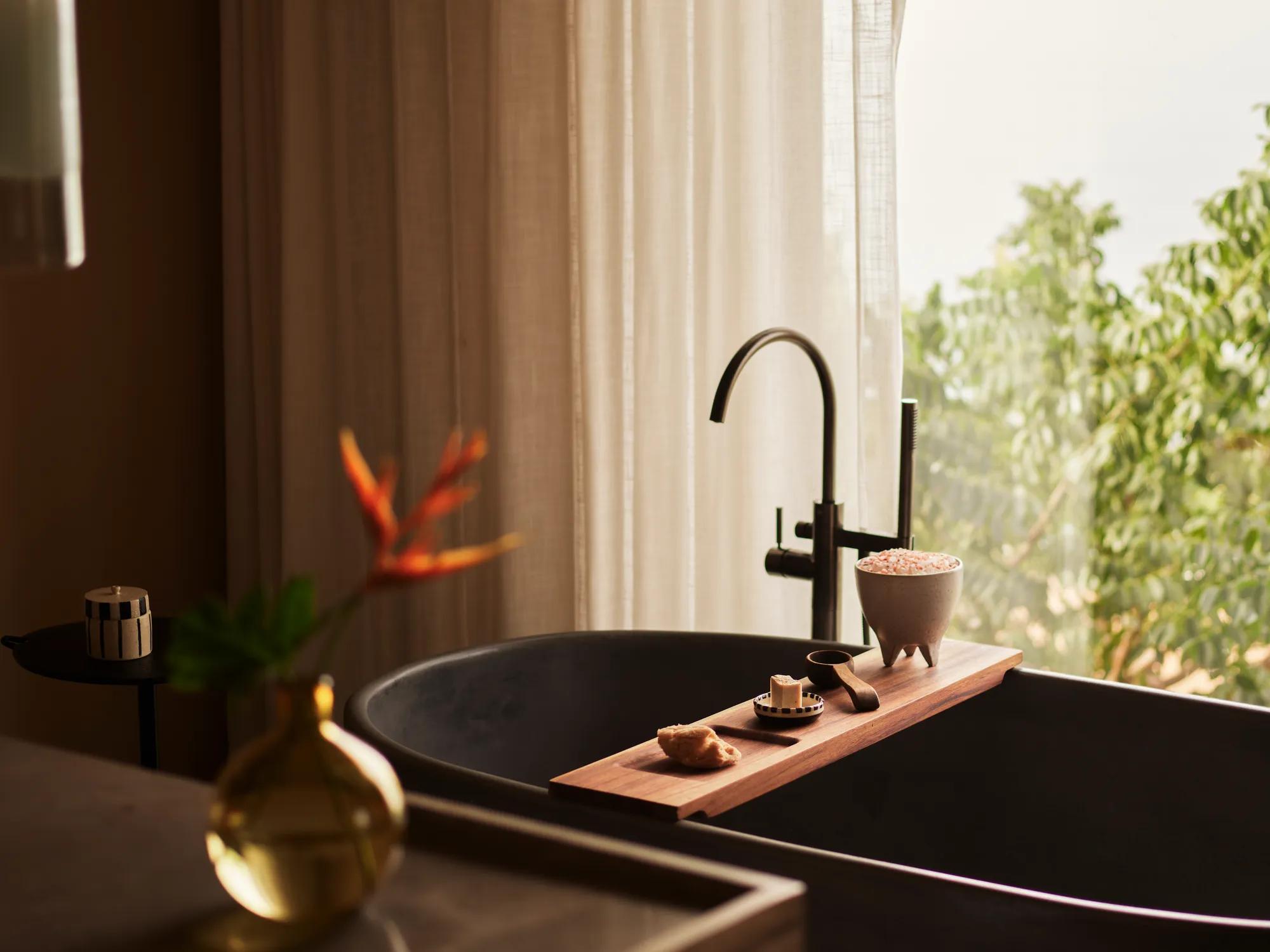 Ocean View Mountain Studio Suite Bathtub