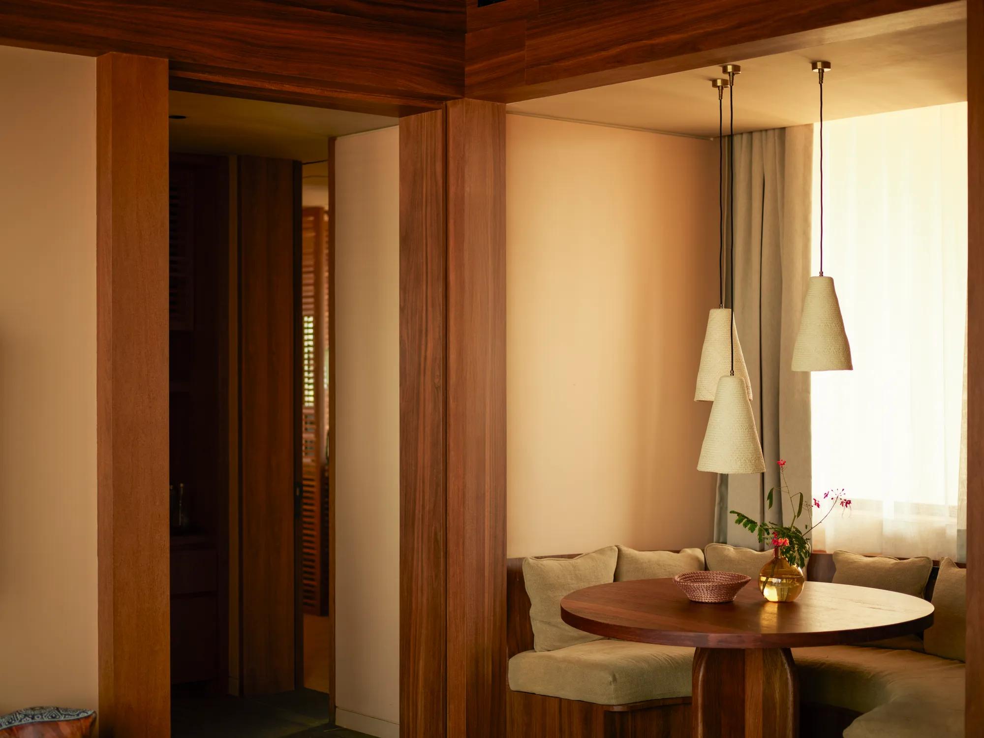 RWMDR_Facilities_Suite_Beachfront-Suite_Dining-Table