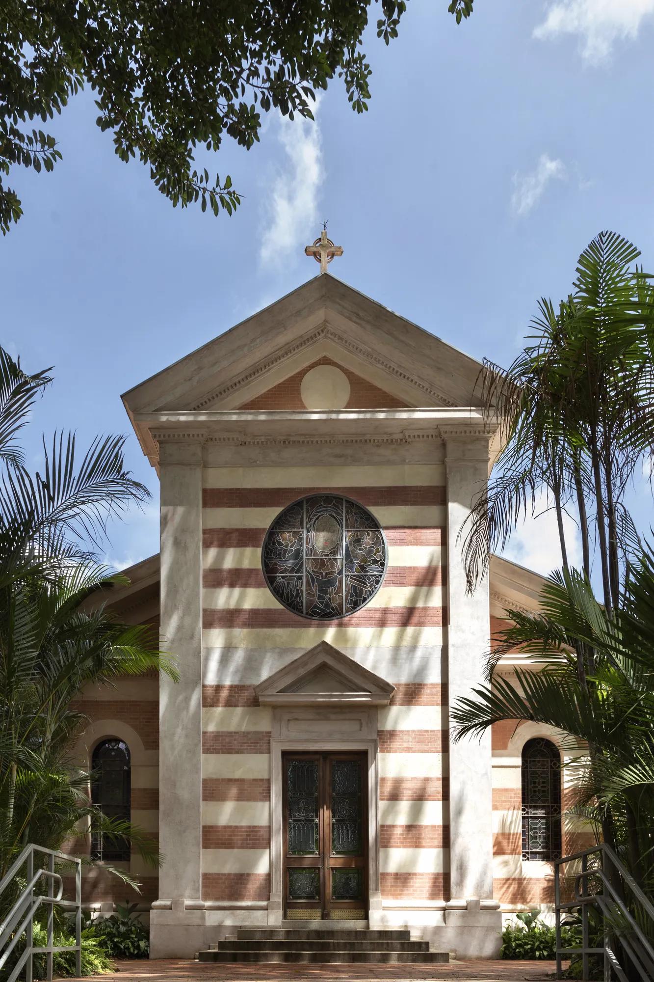 A front view picture of the Santa Luzia Chapel
