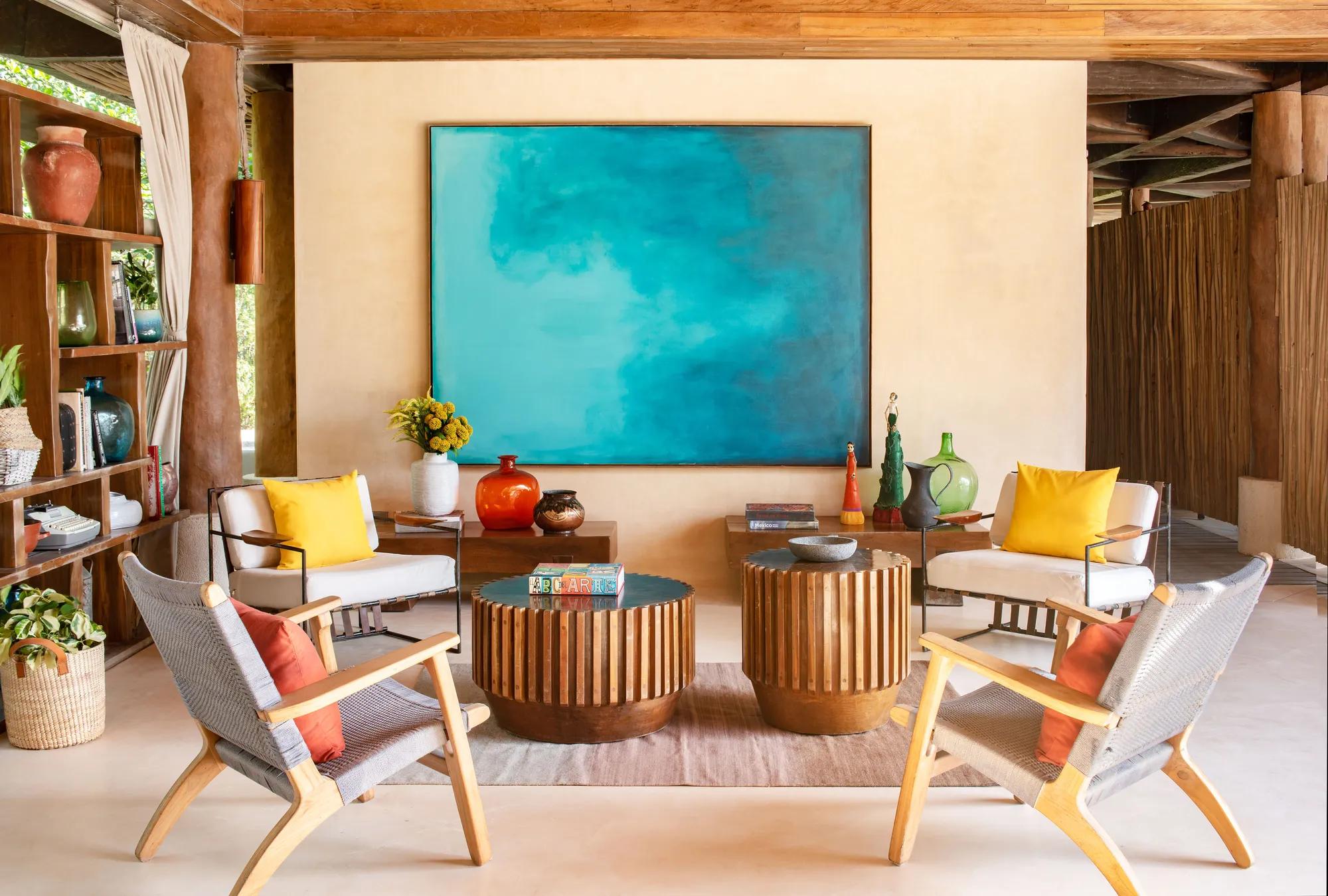 Aqui Me Quedo Lobby 2