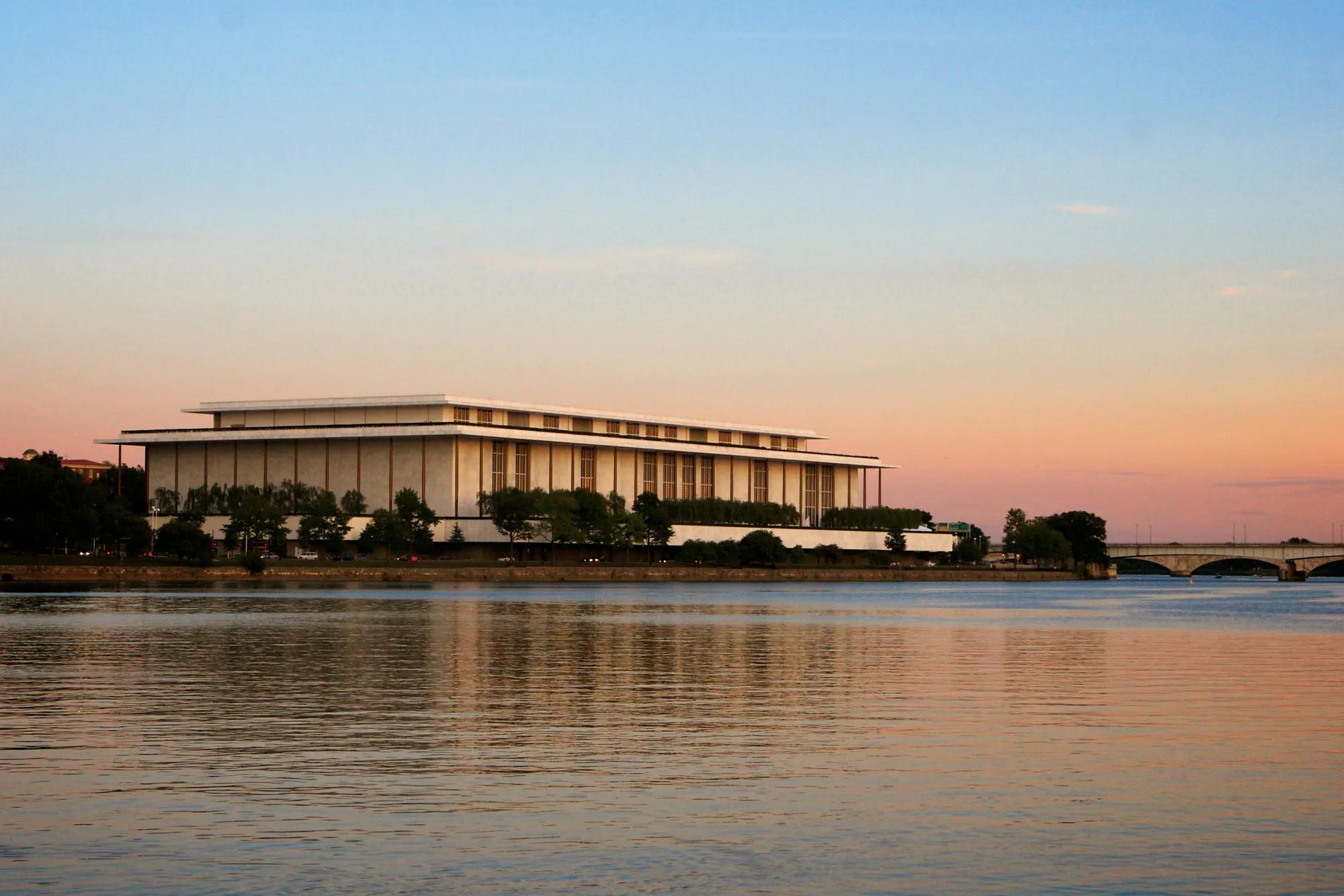Hotel Kennedy Center Exterior