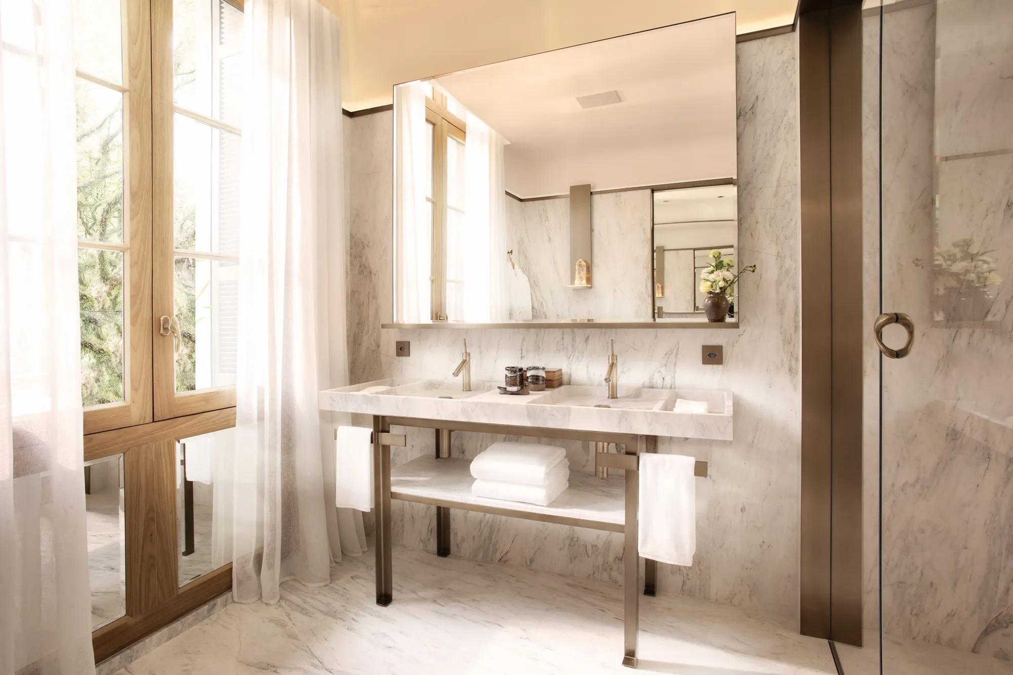 Deluxe Room Bathroom