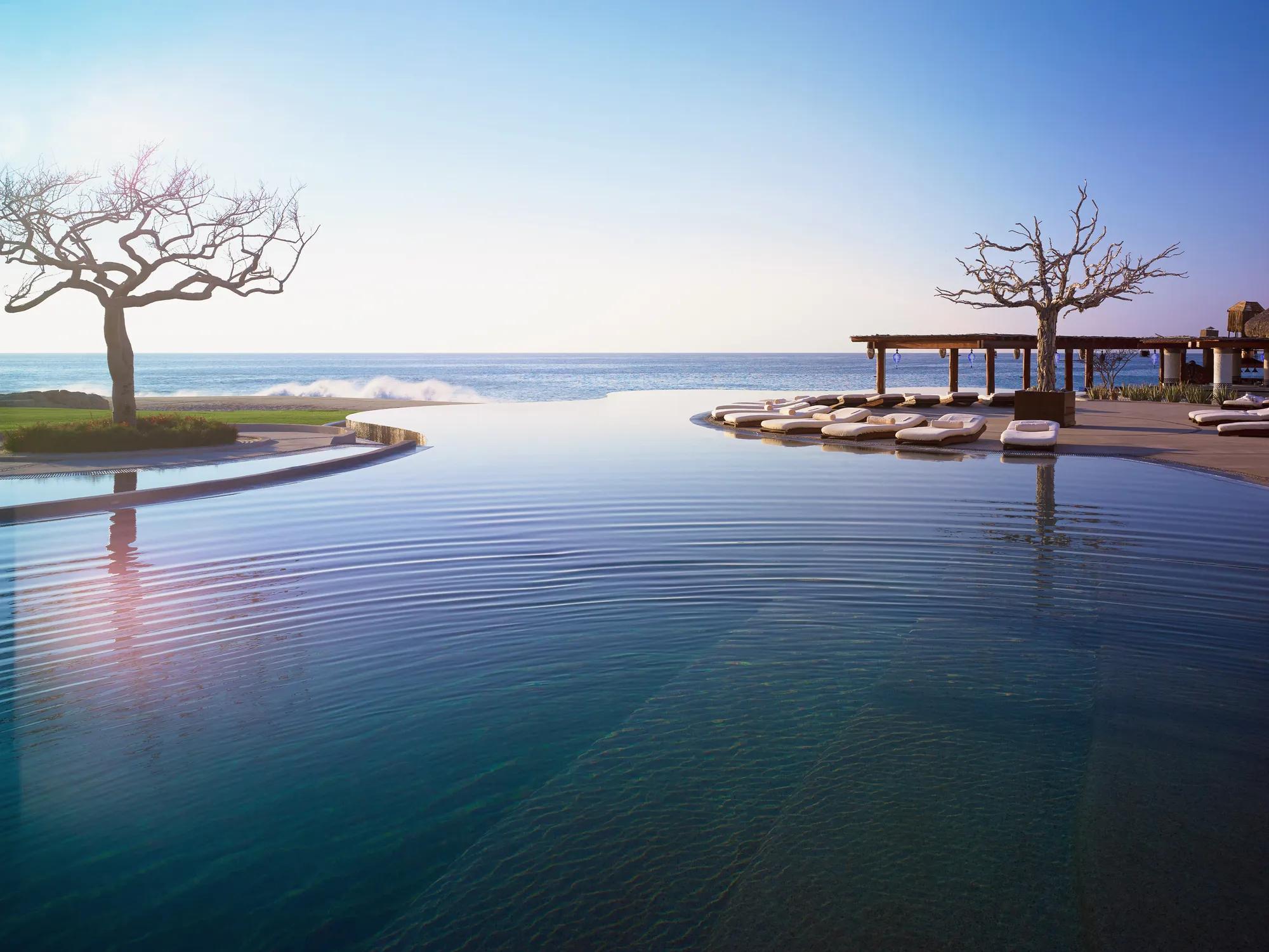 Resort’s main infinity-edge pool at the water’s edge, with swim-up bar, Sea Grill restaurant, and stunning ocean views