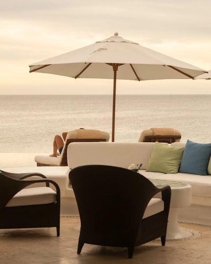 OCEANFRONT SUITE WITH INFINITY POOL 
