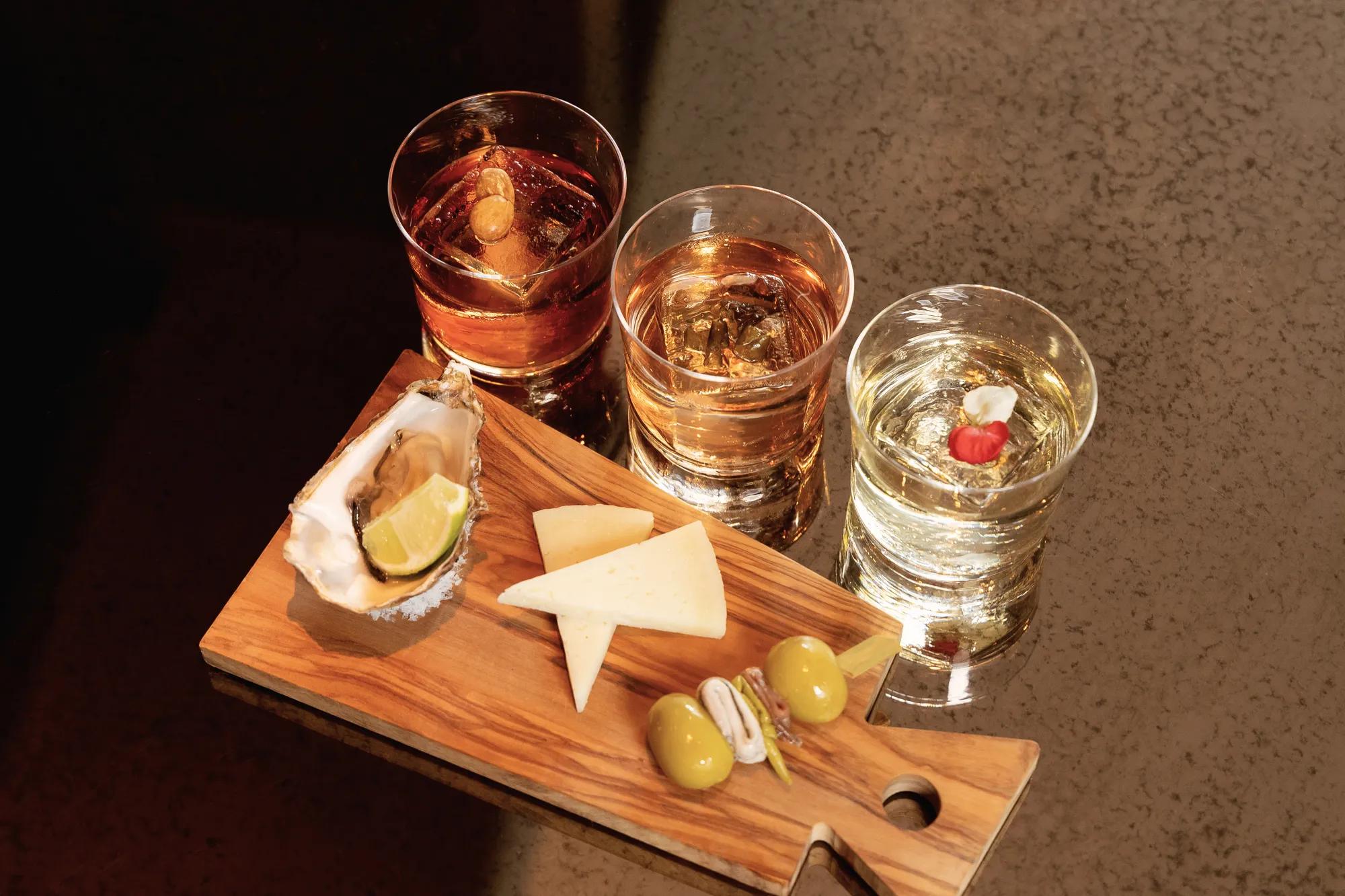 Bandeja de madera con un set de degustación de tres versiones del clásico Negroni