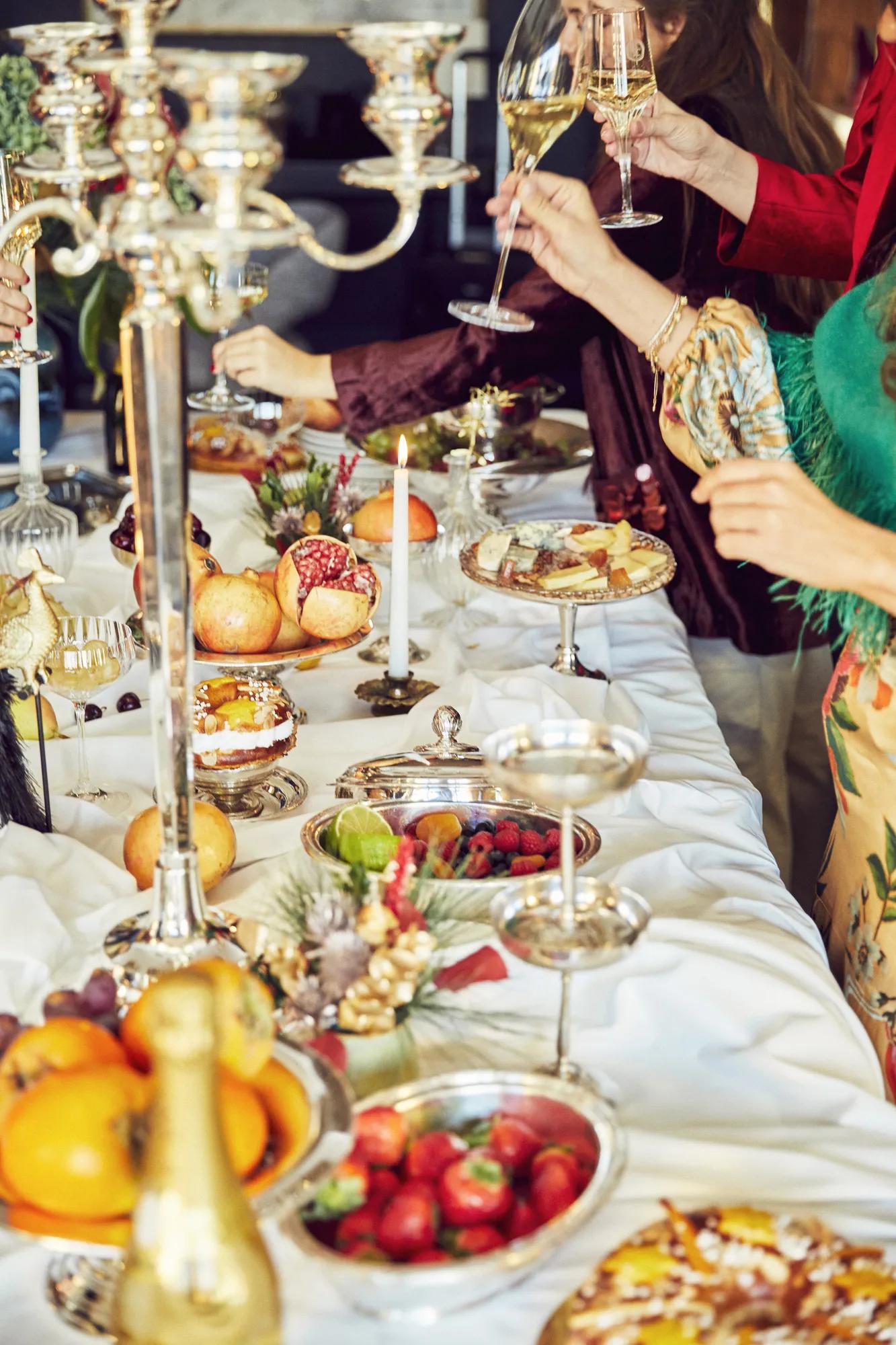 Elegant wedding-style meal setup at Rosewood Villa Magna in Madrid, featuring green light tablecloths