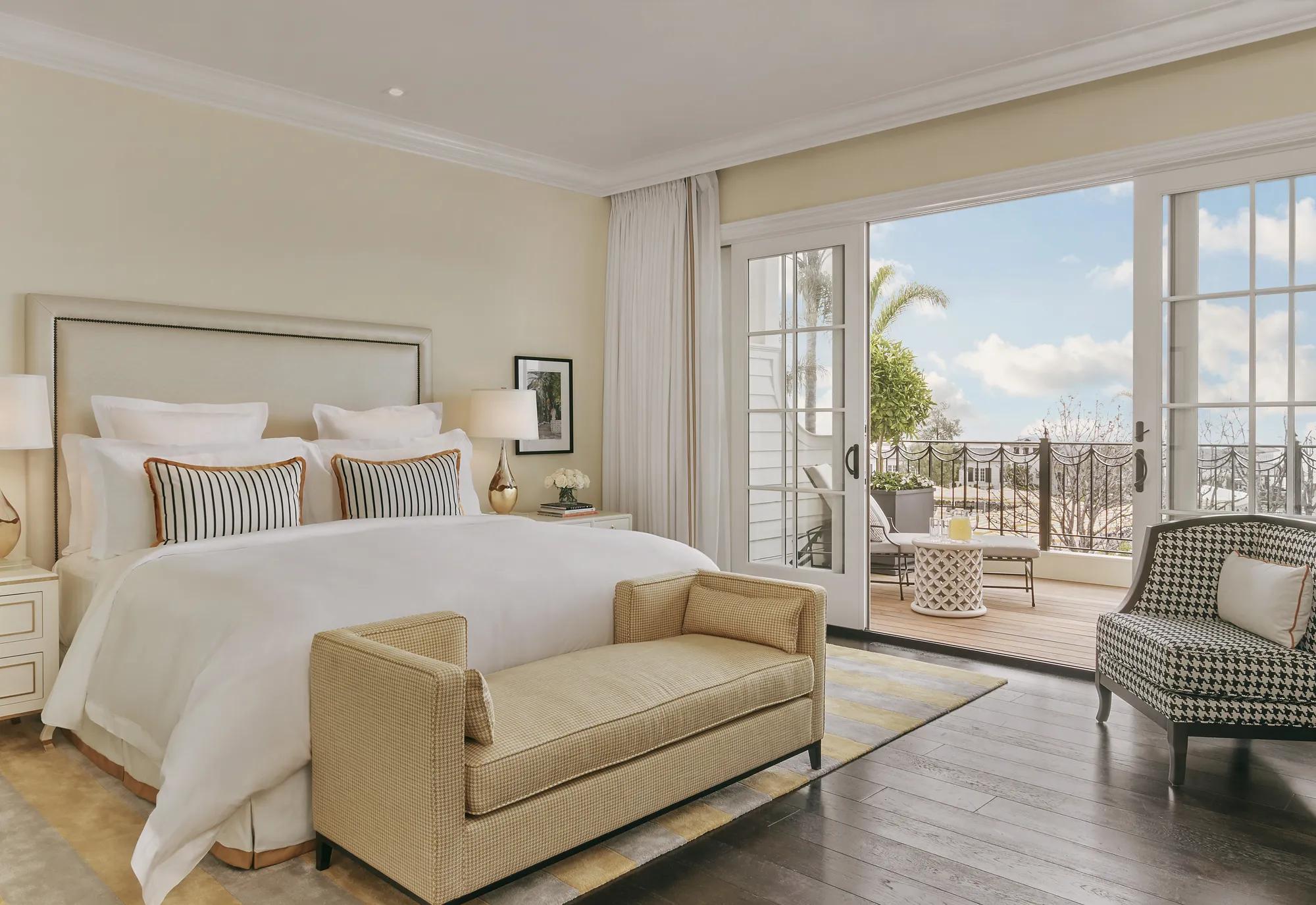 Accommodations AmbassdorSuite Interior Room