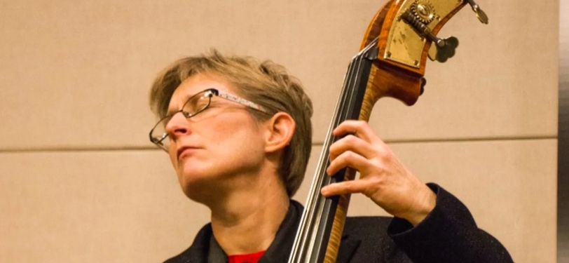 Anita Thomas performing