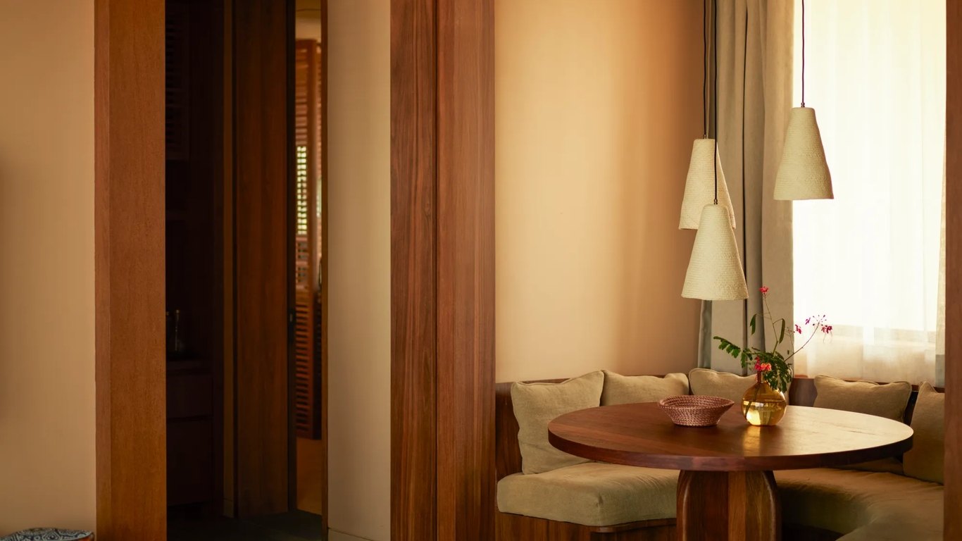 Beachfront Suite Dining Table