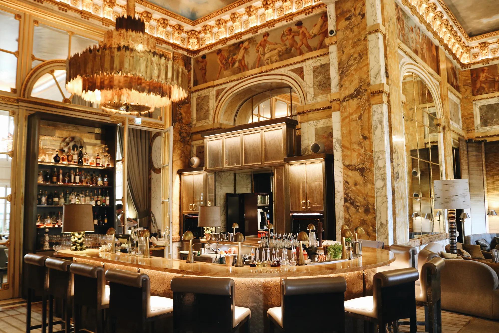 Bar Les Ambassadeurs atmosphere