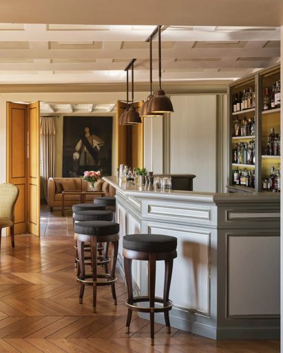 Bar accogliente e luminoso con diversi posti a sedere e sgabelli.
