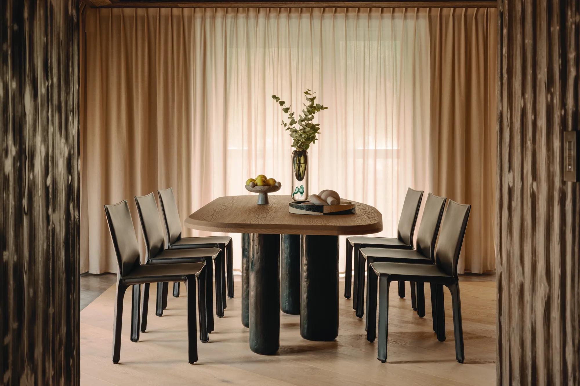 ROOM SIGNATURE SUITE LIVINGROOM DINING TABLE