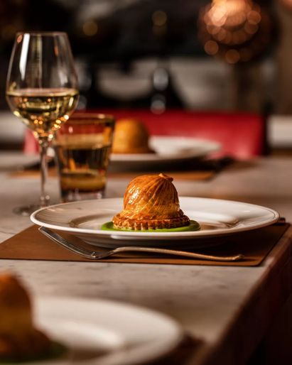 在伦敦瑰丽酒店 Holborn Dining Room 餐厅的 The Pie Room 尊享私人用餐体验