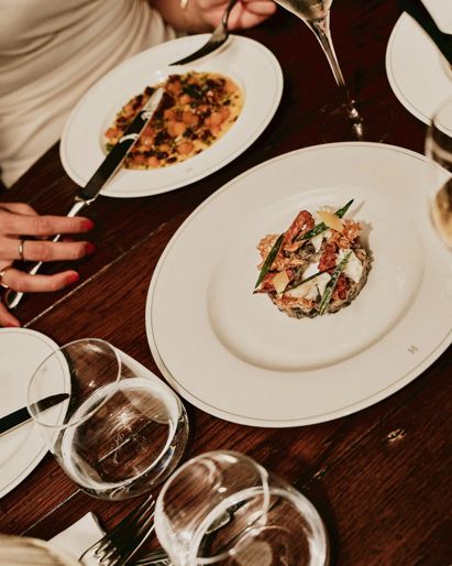 Holborn Dining Room 餐厅的时令英式菜单：南瓜烩饭与鞑靼牛排