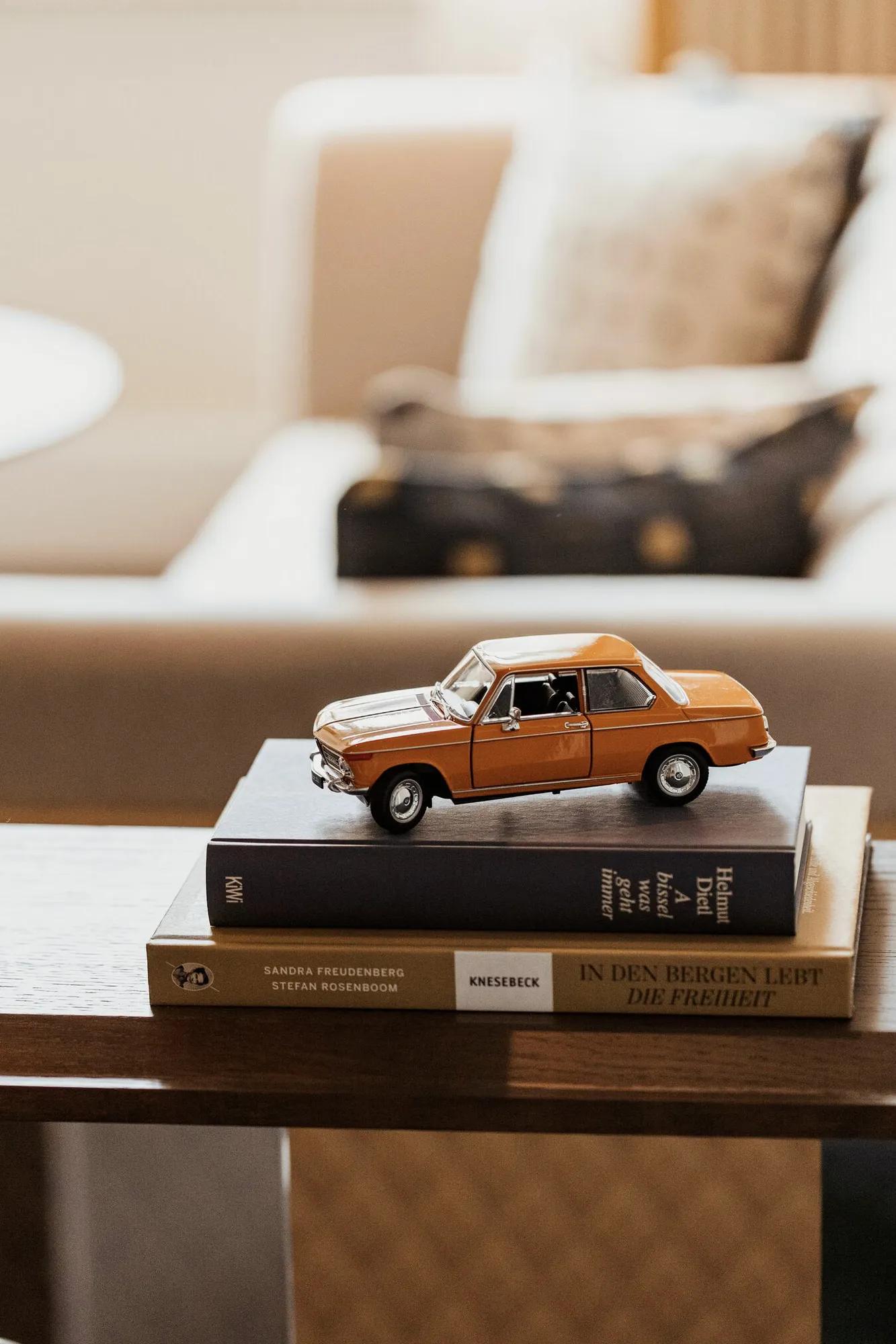 Bookshelf Detail WhatTheFox