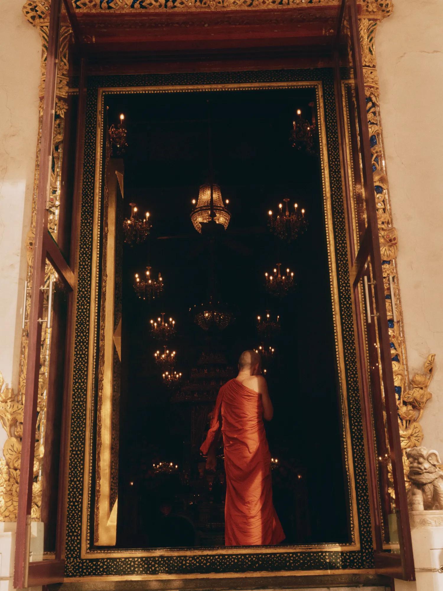 Merit at Wat Pathum Wanaram