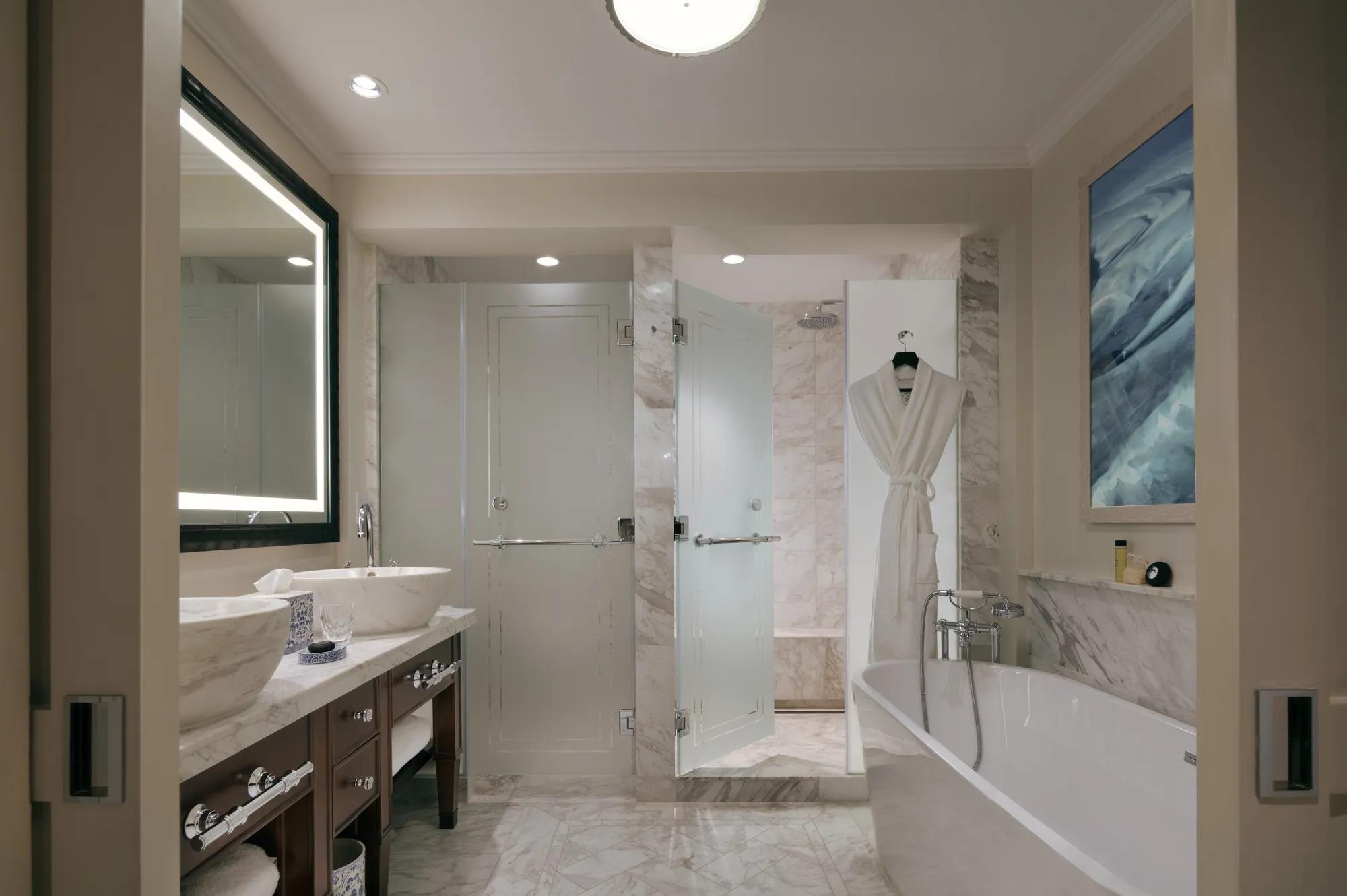 RoomsAccommodations S M DeluxeRoom Bathroom 1