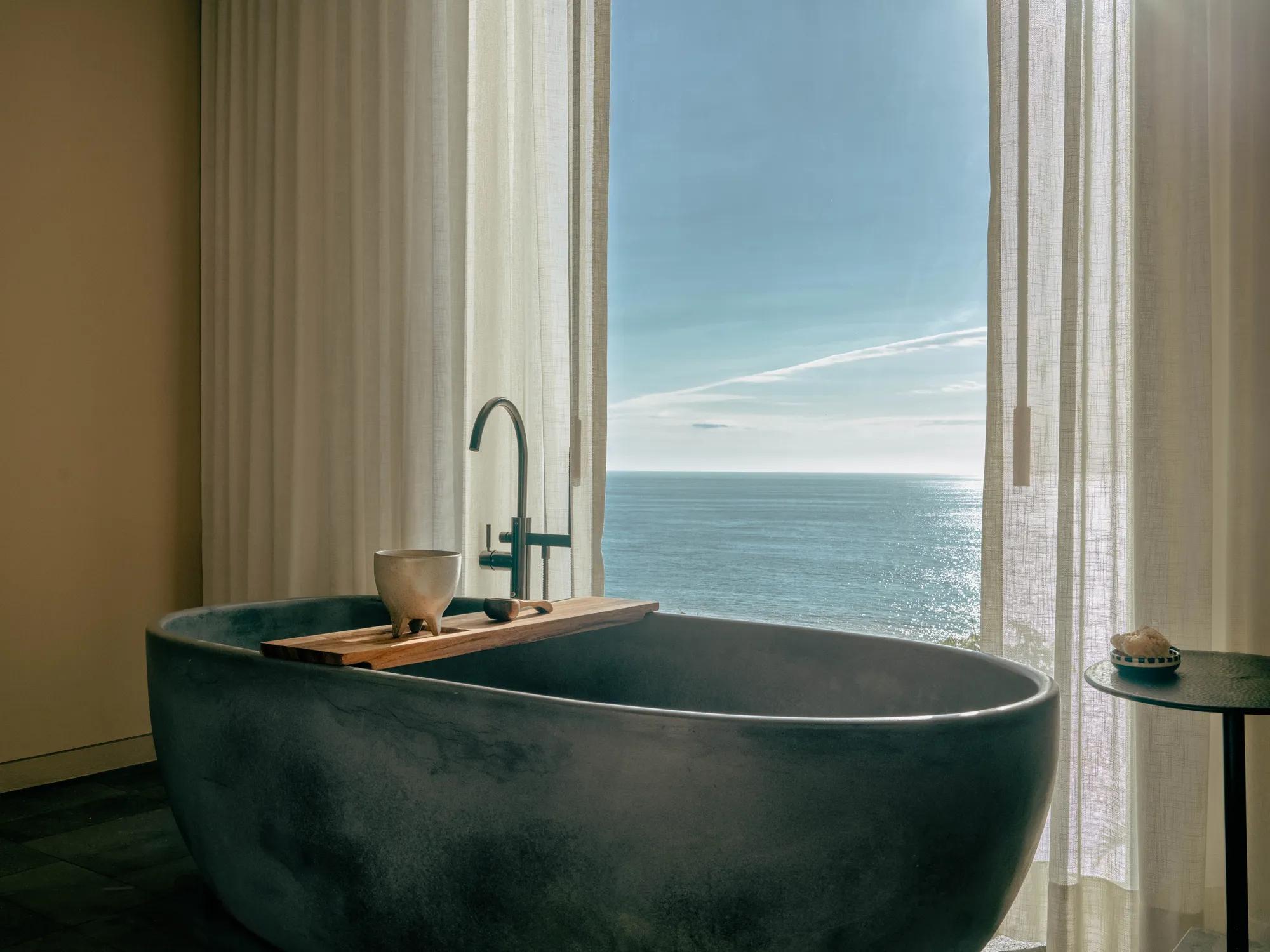 Facilities Suite Ocean View Mountain Studio Bathtub