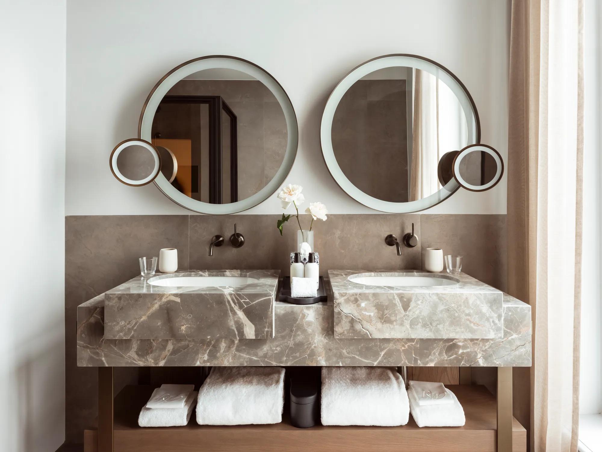  Grand Premier Room 232 Bathroom