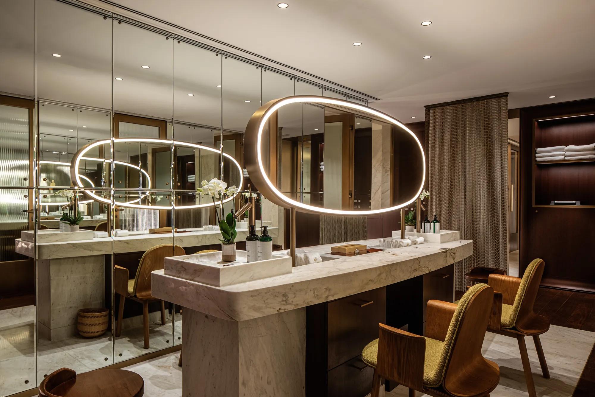 The photo shows the interior of the beauty salon at Rosewood São Paulo, featuring mirrors and equipment.