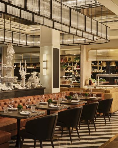 Brasserie Cuvilliés Innenbereich Sitzbereich Skulptur