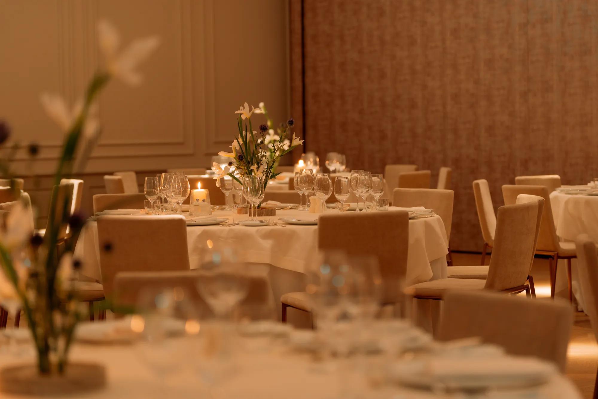 ballroomtablewithglasse