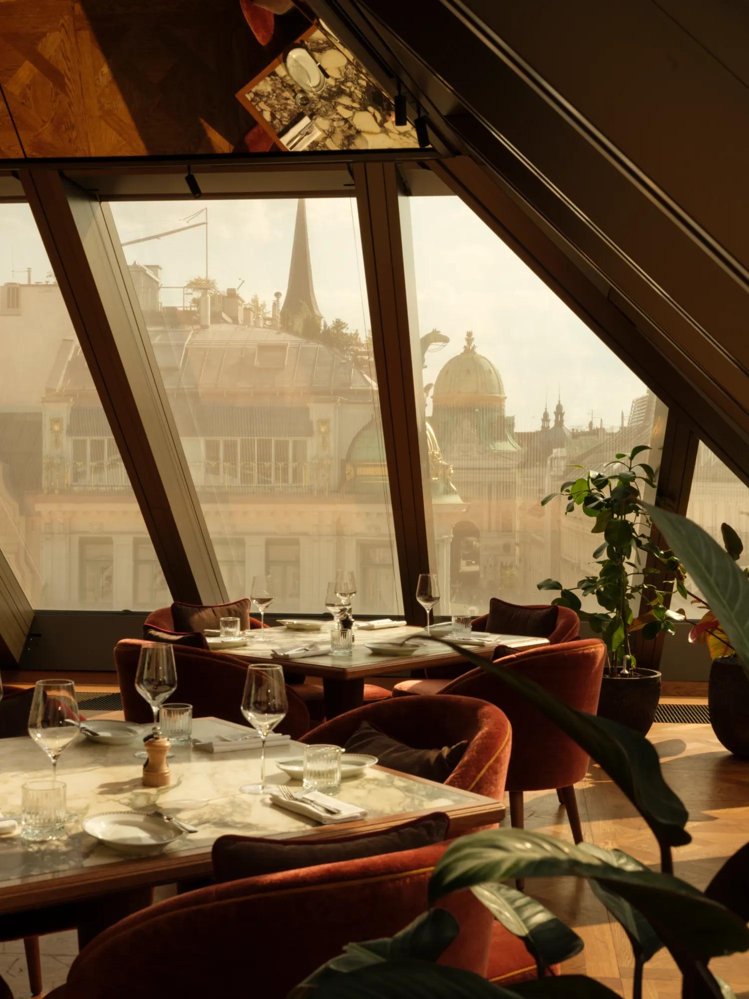 Neue Hoheit Restaurant with hight to ceiling windows and a view to kohlmarkt and miachelerplatz