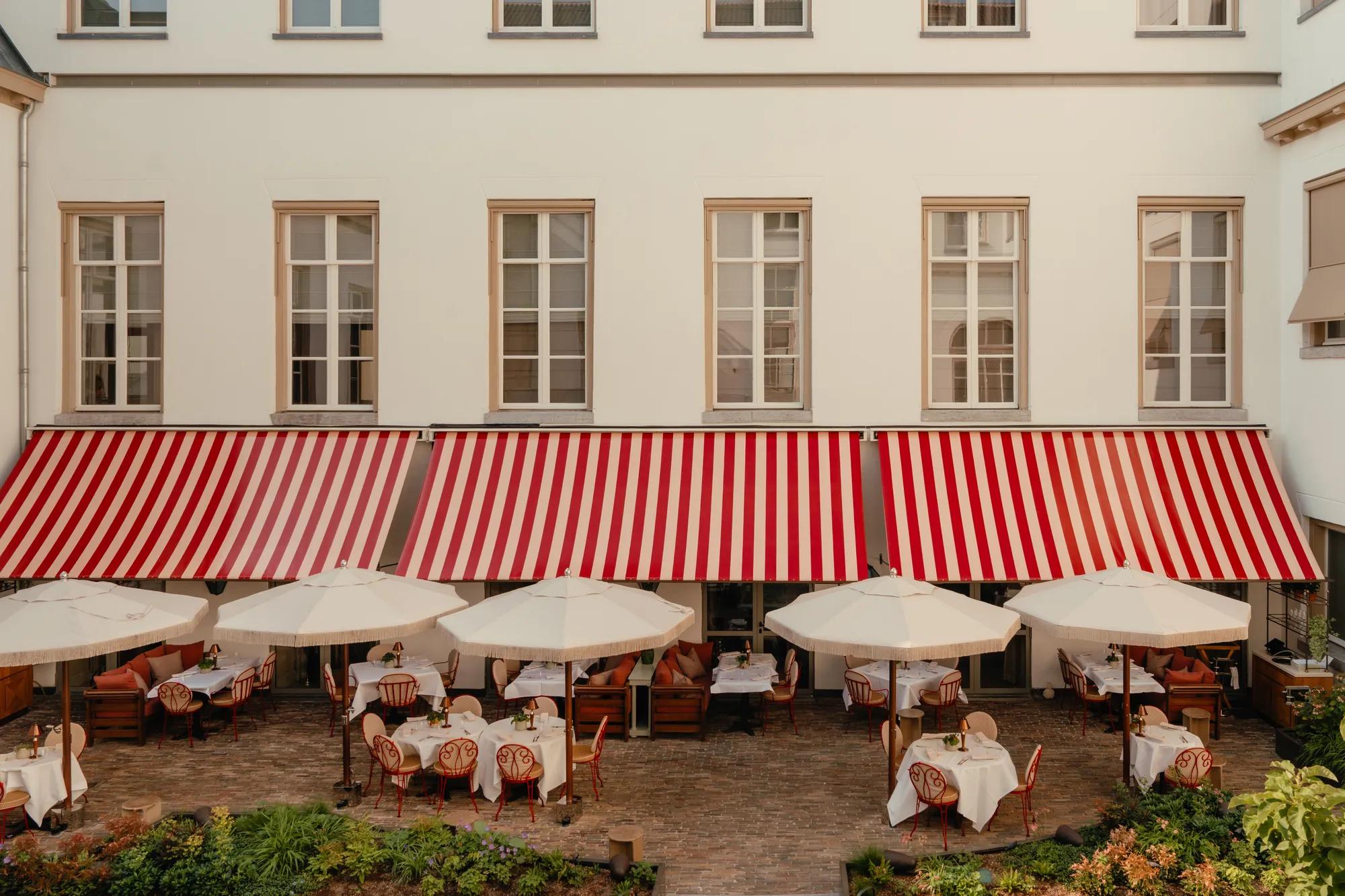 Eeuwen terrace with red and cream white colours