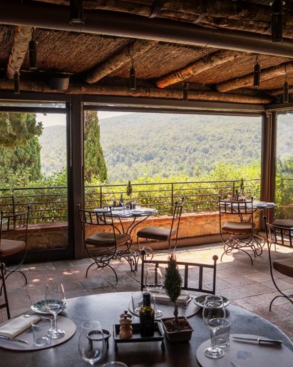 Ristorante nel borgo medievale con vista panoramica sulle colline della Val d’Orcia.