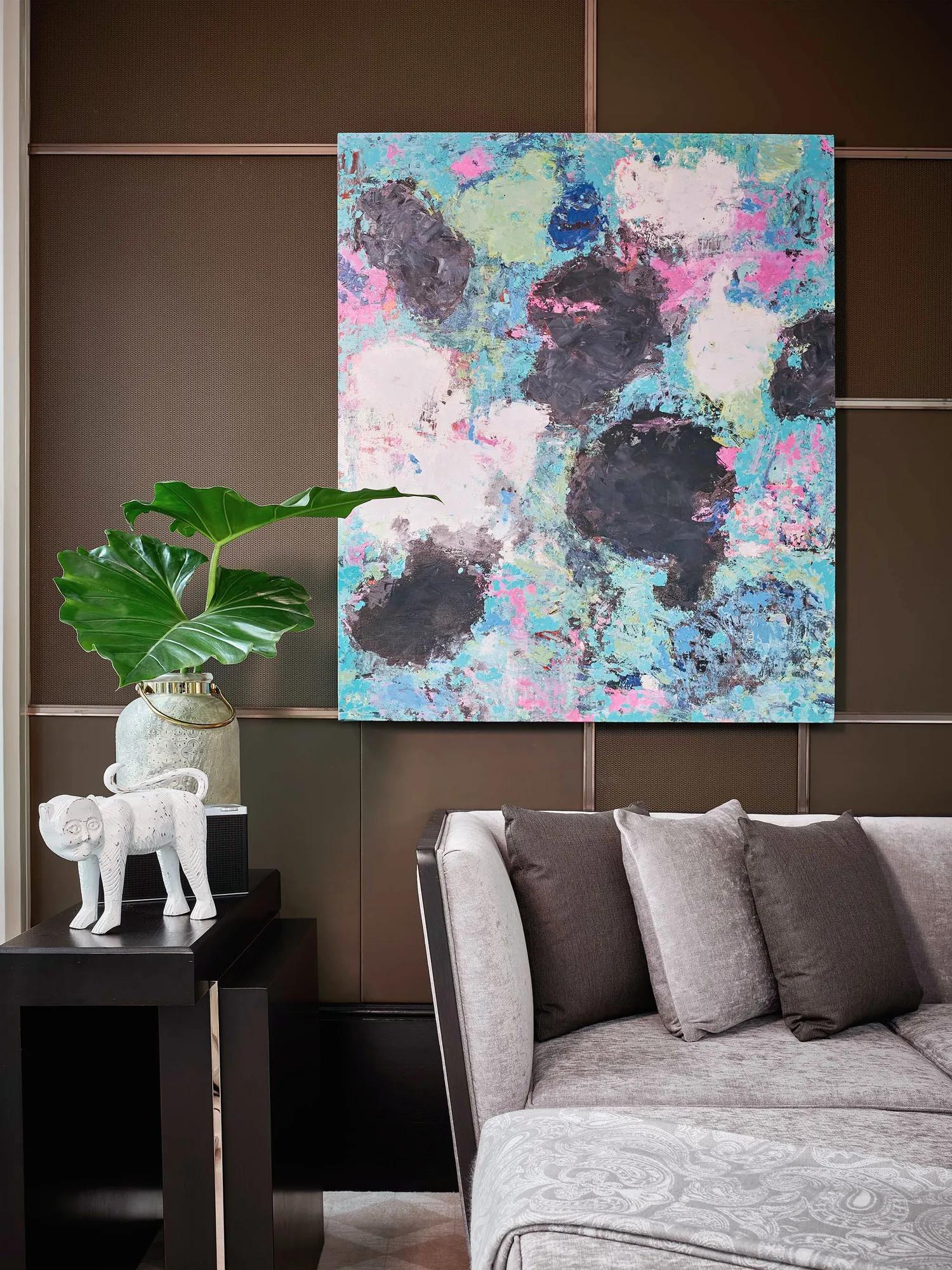 Manor-Suite Living-Room Ambience-2