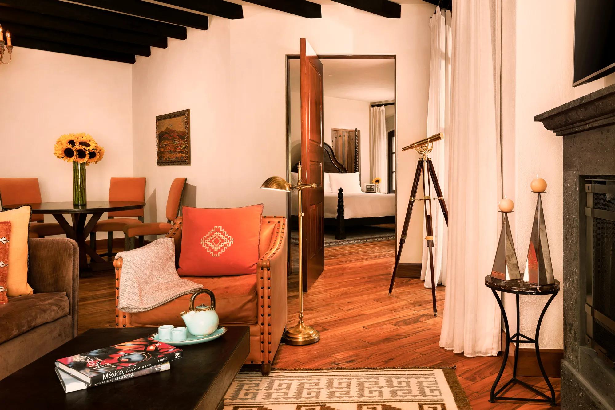 Deluxe Colonial Suite Living Room