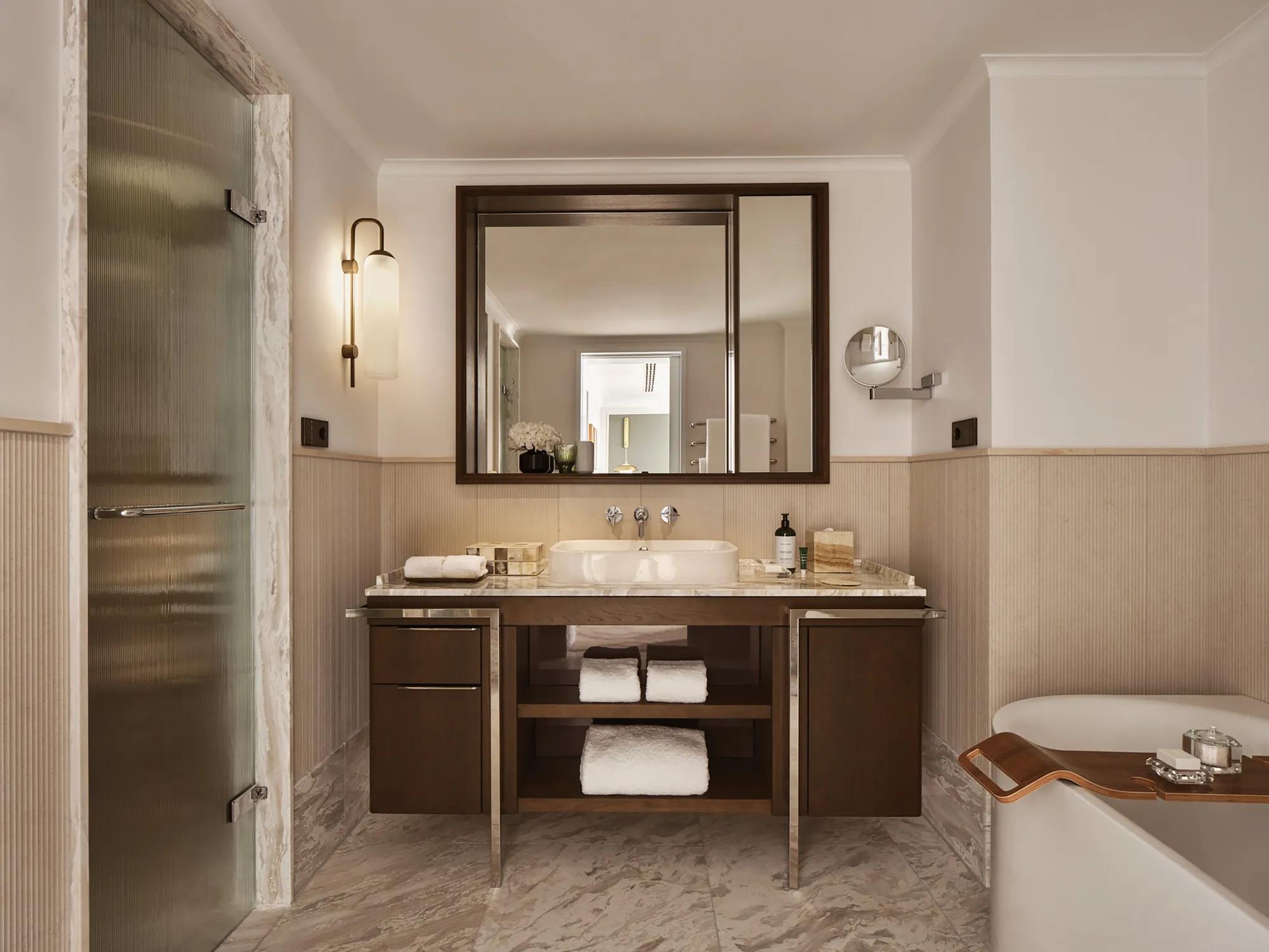 Rooms Deluxe Room Bathroom