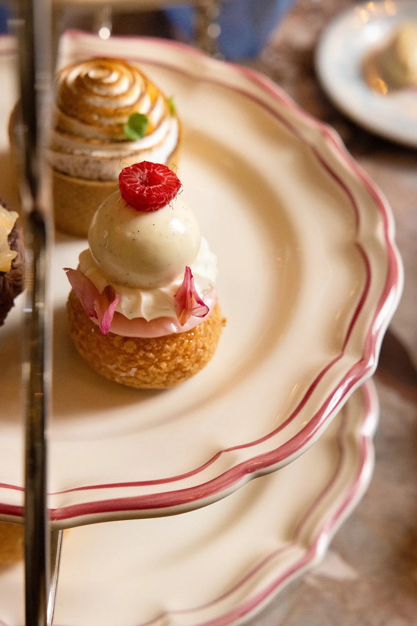 RWCRI_Restaurant_JardinD'Hiver_Teatime_Marie-Antoinette_ManoloBlahnikPartnership_food